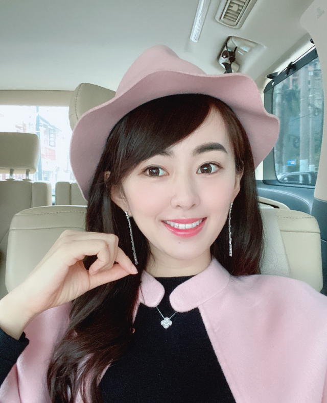 上海财经美女主持孙睿淇，台上台下都风光，婆家背景让人心生羡慕