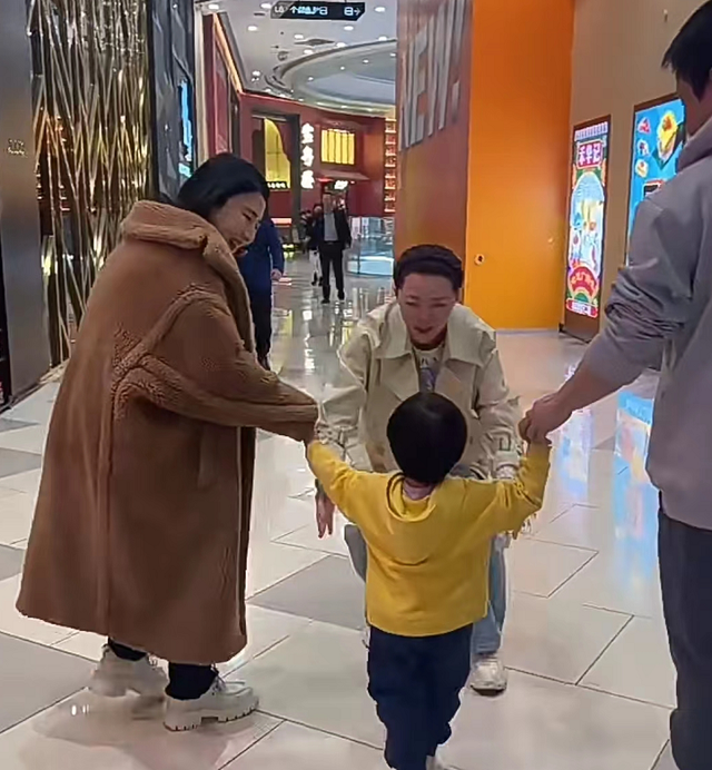 主持人仇晓嫁富商后罕露面，54岁气质仍出众，17岁儿子帅气赛明星