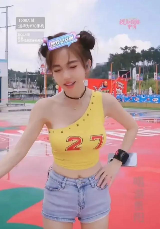 暴雨湿身！冯提莫冒雨直播，一首〈摇太阳〉神奇摇出雨中太阳！