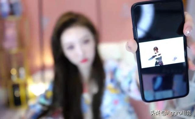 斗鱼女主播双腿淤青直播，被观众质疑，无奈晒出练舞视频自证