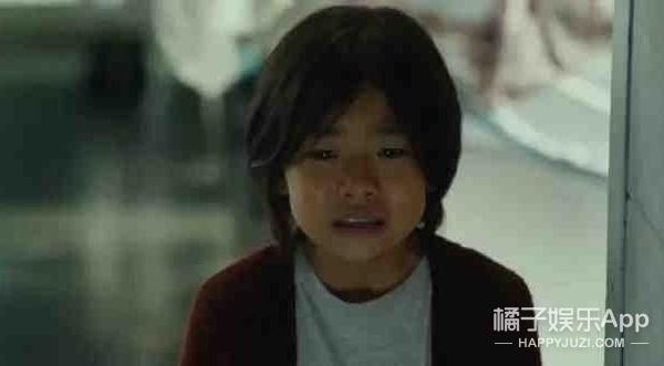 还记得《釜山行》里孔刘的女儿秀安吗？追星追得太成功了