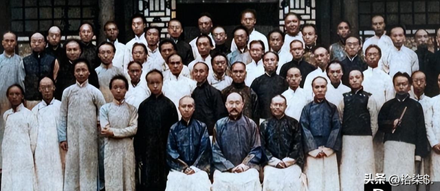 “不堪入目”老照片：日本男女赤裸共浴，喂奶忘记系扣子的妇女