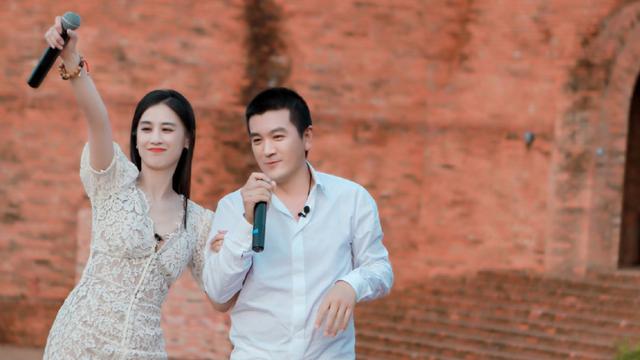 黄圣依在春晚大杀四方，杨子在直播间哭着唱情歌：她不按剧本来