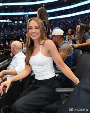 在艺女主播(酒店服务员，摇身一变成“NBA最美女主播”，让杜兰特爱而不得)