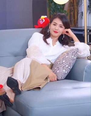 美女主播露脚(刘涛直播卖沙发太敬业穿开叉裙赤脚躺沙发上，抬腿下来直接走光)