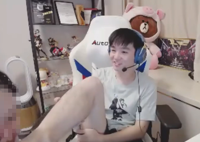 Letme单手和老婆solo，输了直播惩罚亲脚：好恶心啊，还有脚毛