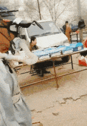 如何评价这个女主持人，主持了一半把丝袜脱了？