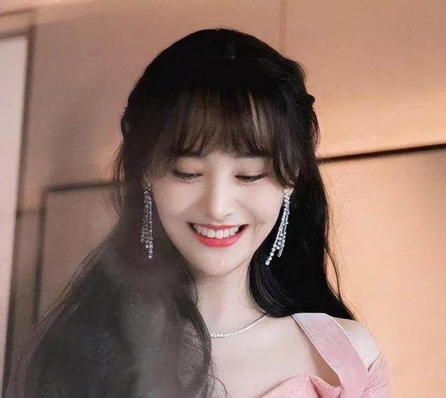 从“内娱顶流”到“全网封杀”，31岁郑爽是如何走向堕落的？