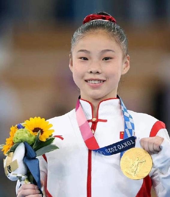 前中国体操队员吴柳芳转行“擦边”性感女主播，“袋鼠摇”奥运冠军管晨辰发文怒批