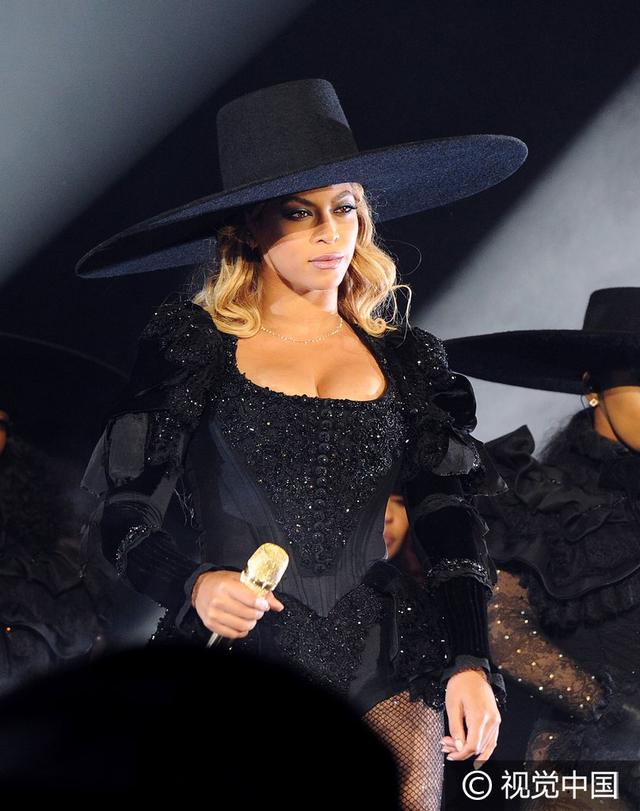 “卡阴装”正流行！碧昂斯挤胸秀腿性感开唱 扭臀热舞high爆全场