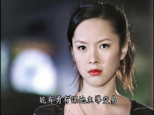 45岁女星晒近照，穿比基尼秀火辣身材，身体前倾排骨胸呼之欲出