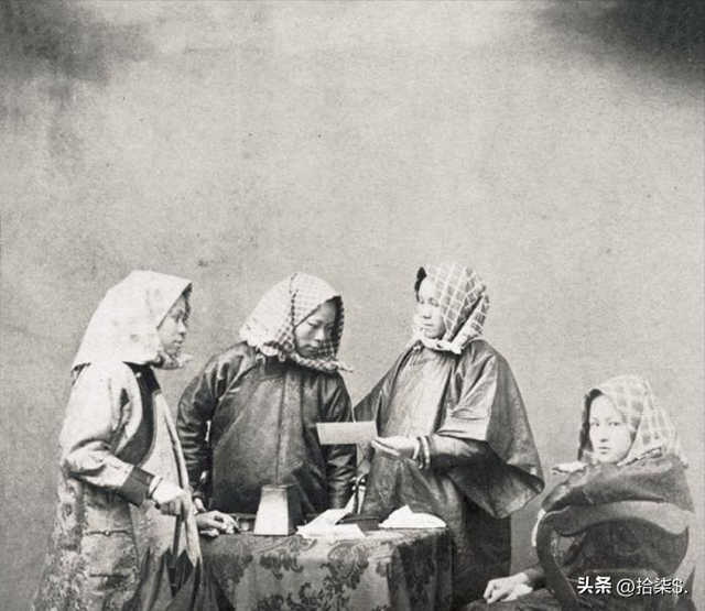 “不堪入目”老照片：日本男女赤裸共浴，喂奶忘记系扣子的妇女