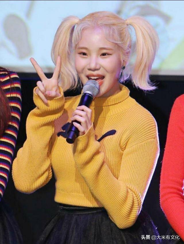 刷爆抖音的韩国灵魂舞者黄毛双马尾，硬是把女神洪真英跳成了伴唱