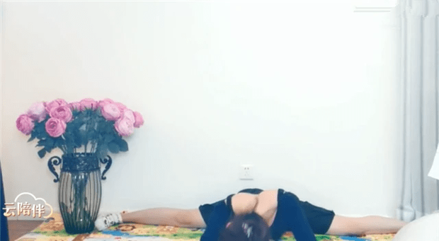 央视主持李思思秀一字马，紧身裤绷出傲人身材，柔韧性太好了