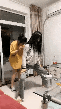 如何评价这个女主持人，主持了一半把丝袜脱了？