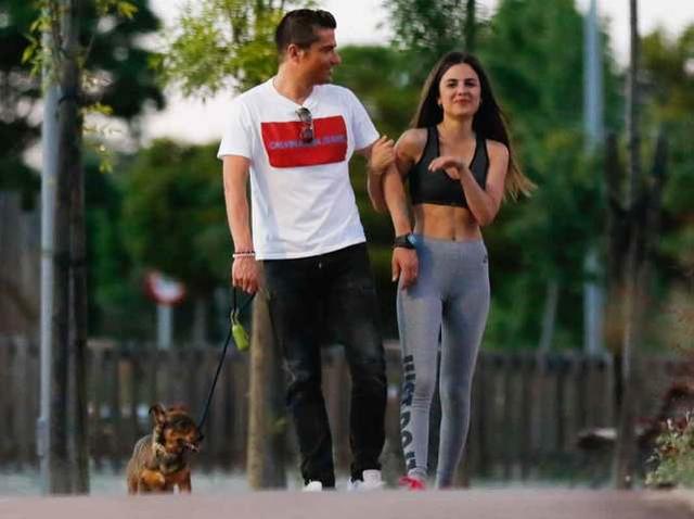 西班牙光身入镜女记者“转正”，和当事男主播甜蜜散步，腹肌耀眼