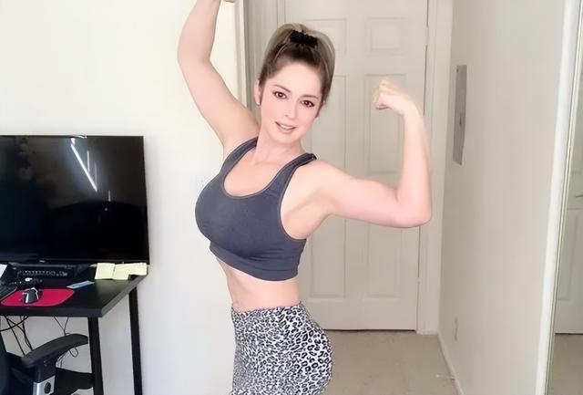 40岁金发女主播宛如少女，妙曼身姿令人惊羡，成熟魅力四溢