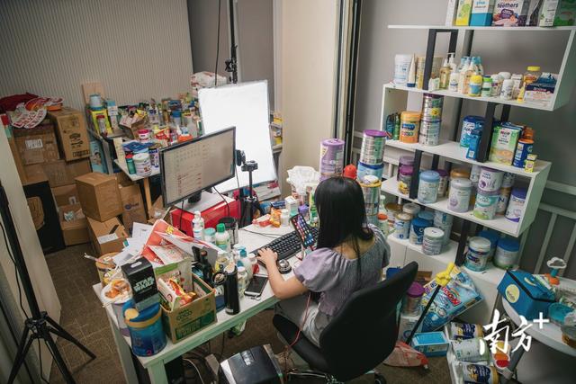 百万粉丝女主播的“双十一”之夜：凌晨3点下播后，她睡在了直播间