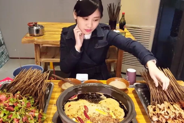 美女吃播都是大胃王？镜头拉进才知道真相，原来是“假吃”