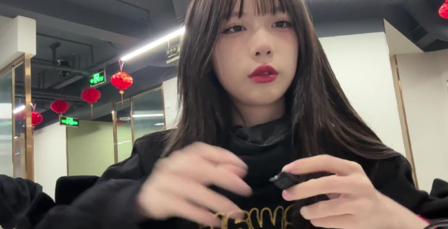 艾琳直播突发意外，肩带滑落险些走光，网友：故意的吧？