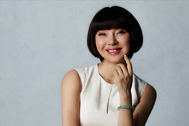 背叛丈夫跟医生相好,转移丈夫12 亿,靠一首歌在春晚爆红的她真狠