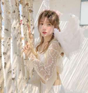 LOL 美女主播(LOL美女主持写真引起争议，疑因尺度太大，网友：肉鸡知道吗？)