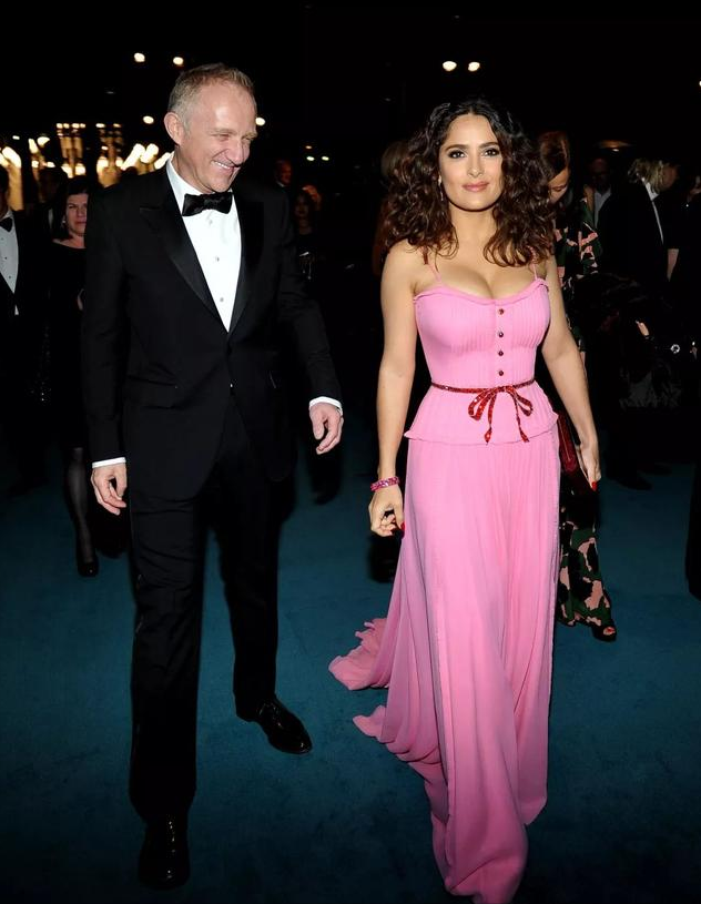 从全球第一美胸到时尚圈女王，54岁的GUGGI老板娘，不仅只有美貌