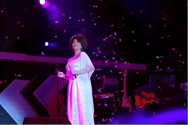 华语乐坛十大“殿堂级”女歌手:韩红进不了前五,王菲屈尊第二