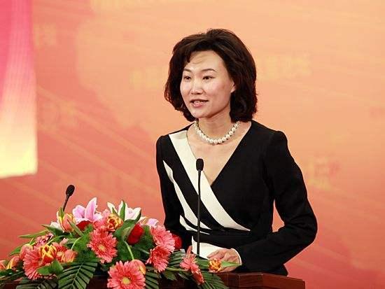 央视女主播李梓萌为显端庄大方戴14年假发，摘下假发的她像张曼玉