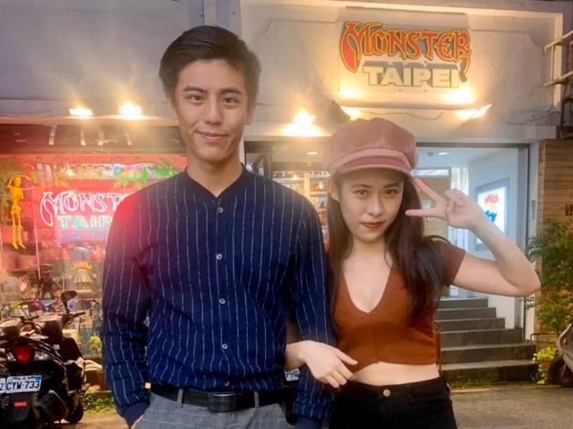 一个帅哥，每天在街头拉陌生男女随机相亲，2年撮合1000对