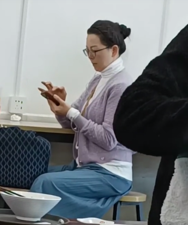 主持人仇晓嫁富商后罕露面，54岁气质仍出众，17岁儿子帅气赛明星