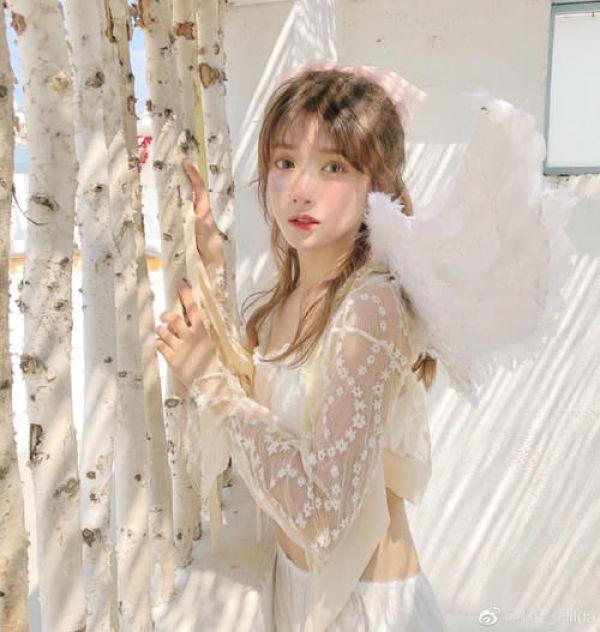 LOL美女主持写真引起争议,疑因尺度太大,网友:肉鸡知道吗?