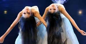 美女主播热舞裸体(为艺术现身？杨丽萍大胆艺术表演，全裸舞动引热议。)