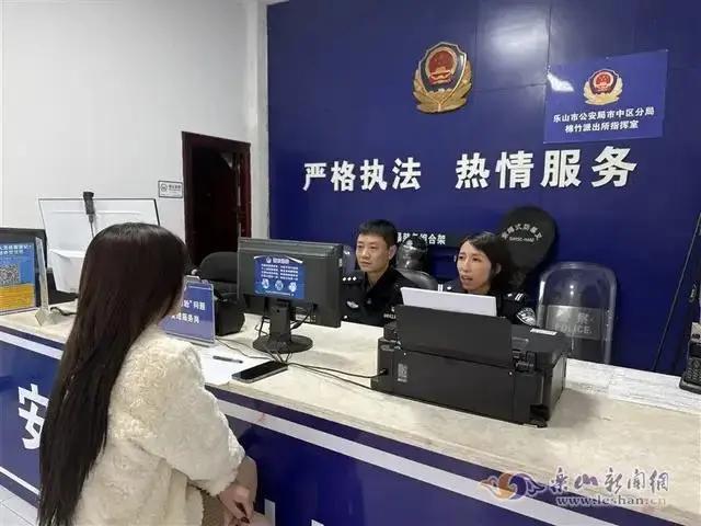 四川一女主播深夜马路边直播，拒绝宝马司机搭讪后被撞！官方公布调查结果