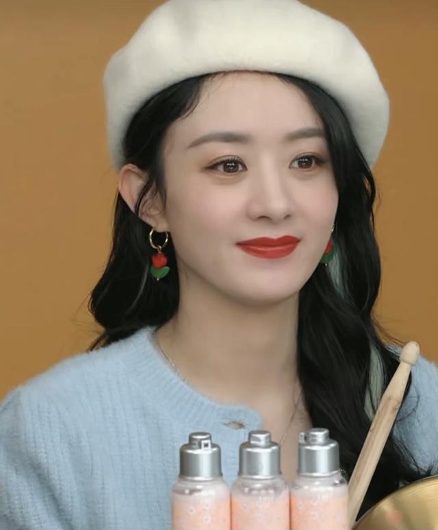 赵丽颖亮相佳琦直播间，绿色挑染披肩发气质绝佳，夸李佳琦的嘴漂亮