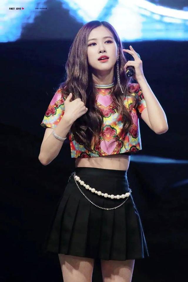 朴彩英上班私服超养眼！亮绿色上衣搭配百褶裙，真是时髦野玫瑰