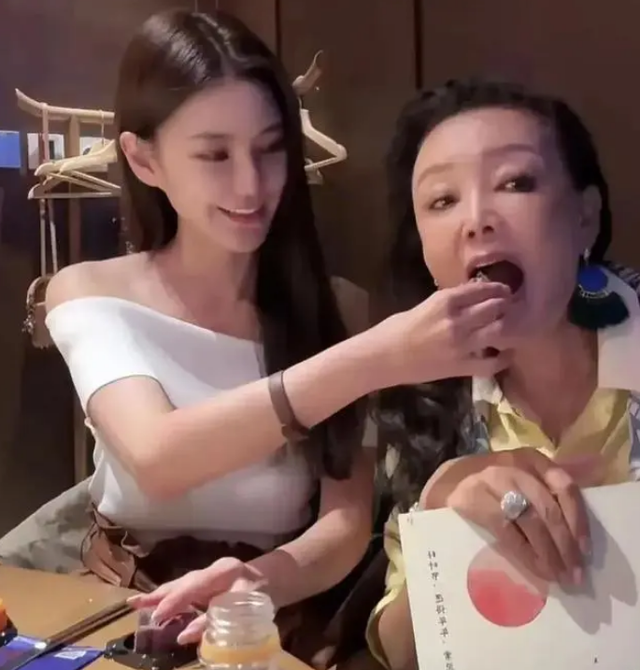 回应争议！马筱梅直播间亮孕肚，怀孕5个月依旧苗条，细节获好评