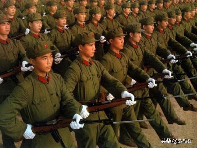 国防施工条件苦，士兵茶余饭后爱跑服务社，只为看一眼美丽女兵