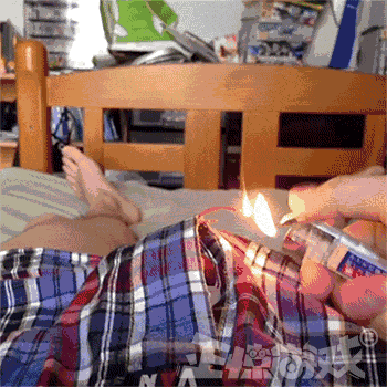 正惊GIF：有善口技者！美女肺活量惊人，一口气将鸡蛋从壳里吹出？