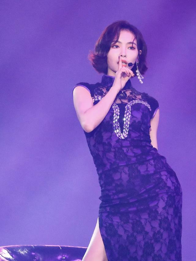 女星舞台旗袍激情舞蹈，妩媚神情太撩人！