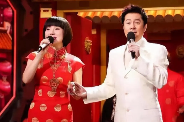 背叛丈夫跟医生相好,转移丈夫12 亿,靠一首歌在春晚爆红的她真狠