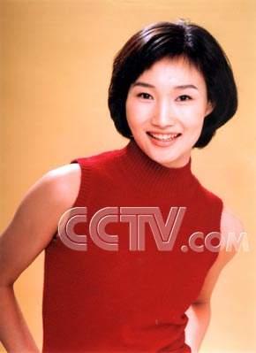 央视女主播李梓萌为显端庄大方戴14年假发，摘下假发的她像张曼玉