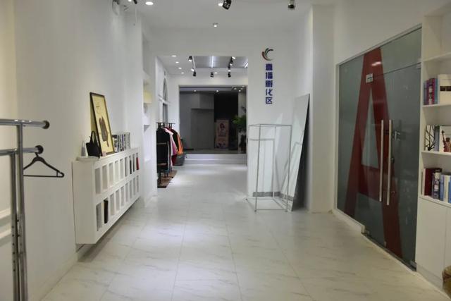 月入10万的东莞人气女主播，是个180斤的90后妹纸