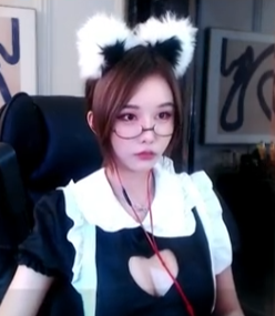 CSGO一姐女仆装热舞，虎牙男主播集体白嫖，AE全程“压枪”