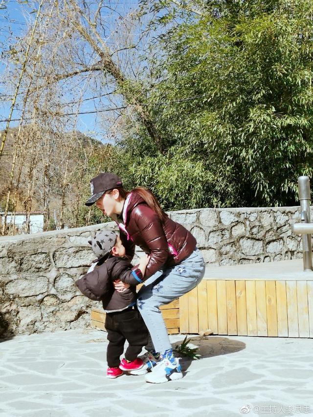 央视主持李思思秀一字马，紧身裤绷出傲人身材，柔韧性太好了