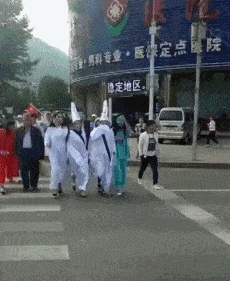 “弟弟的女同学才初一，都这么早熟了吗？”哈哈哈