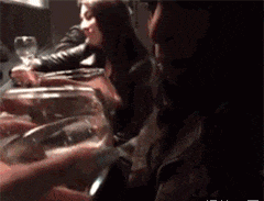 “弟弟的女同学才初一，都这么早熟了吗？”哈哈哈