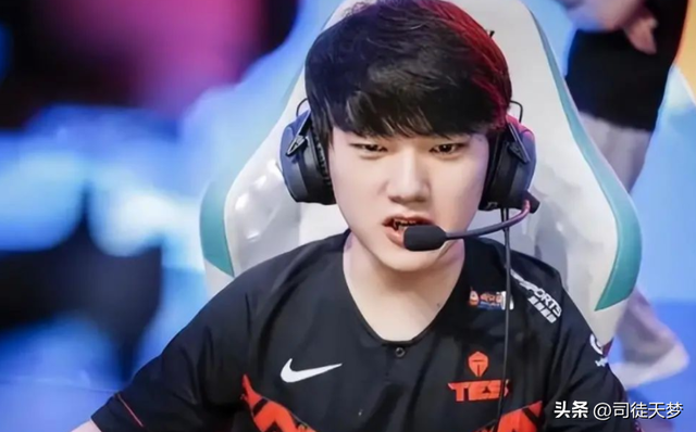 女主播直播手撕黑丝,还发出那种声音!水友:良心主播!