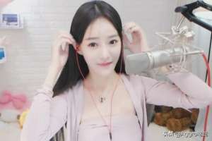 女主播对土豪1对1服务(女主播在土豪面前有多卑微？1个深蹲100块，一口气做了100多个)