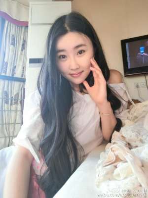 lol最漂亮女主播(LOL“最丑”女主播阿怡是怎么火的？网友：不卖骚，不膨胀)